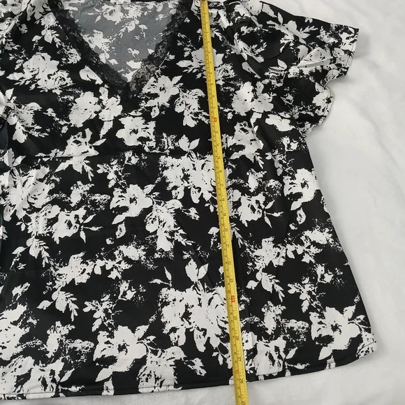Tea Rose Womens Black Floral Blouse Size 3X Lace V Neck Trim Fluter Sleeve - Picture 8 of 10